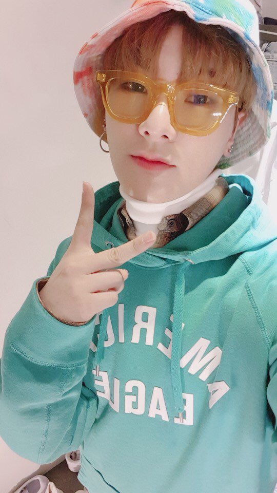 VICTON1109's tweet photo. [#빅톤] 탄산처럼 톡!톡! 튀는 청량소년 빅.토.니.들🥤
빅토니들이 함께한 엠케이웨이브(M KWAVE) 셀카 깜짝 공개🤳
청량쁘이왕쟈님들✌+숩냥이🐱
= 귀염폭발 세세 &amp; 병차니 &amp; 수비니

#VICTON #한세 #병찬 #수빈
#HanSe #ByungChan #SuBin https://t.co/qKb43wqXT7