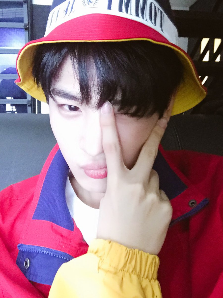 VICTON1109's tweet photo. [#빅톤] 탄산처럼 톡!톡! 튀는 청량소년 빅.토.니.들🥤
빅토니들이 함께한 엠케이웨이브(M KWAVE) 셀카 깜짝 공개🤳
청량쁘이왕쟈님들✌+숩냥이🐱
= 귀염폭발 세세 &amp; 병차니 &amp; 수비니

#VICTON #한세 #병찬 #수빈
#HanSe #ByungChan #SuBin https://t.co/qKb43wqXT7