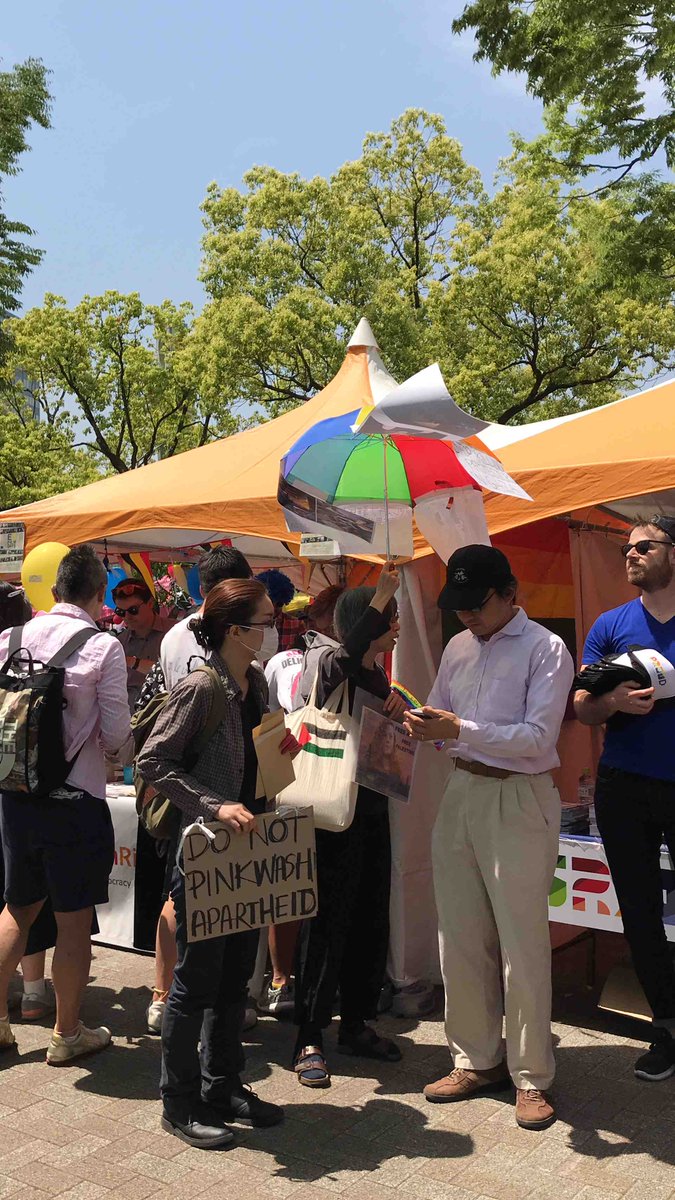 lgbtq_luna's tweet photo. 【5/6イスラエル大使館ブース前抗議アクション】
イ大使館ブースに行き、まず要請書を提出しようとすると、日本語話す人が大使館員は「いない、受け取らない」と。「下がって!」と邪険にし、どこかに電話。
#TRP2018 #pinkwashing #BDS #Nakba70 #FreePalestine #パレスチナ #BoycottApartheidIsrael https://t.co/qLww9rVyFU