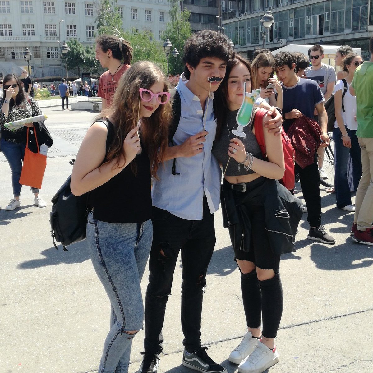 Forum_Mladih's tweet photo. 📣 @EvropskiPokret  danas 🎉 #EuropeDay!🗣️ da su 🇷🇸 #srednjoškolci najveći skeptici-medjutm na #DanEvrope rušimo #predrasude! 🙌👏
#youthtalks #youthvoice #EvropaOtvoreno #messagetoeurope https://t.co/2PbzWlDBe1