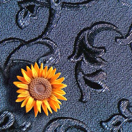 Studio_ePosh's tweet photo. Indulge yourself with flowery accessories on this sunny day.
#3Dprinting #handcoloring #vangogh #sunflowers #lapelpin #EllekeVanGorsel https://t.co/0tlqsB7Ztm