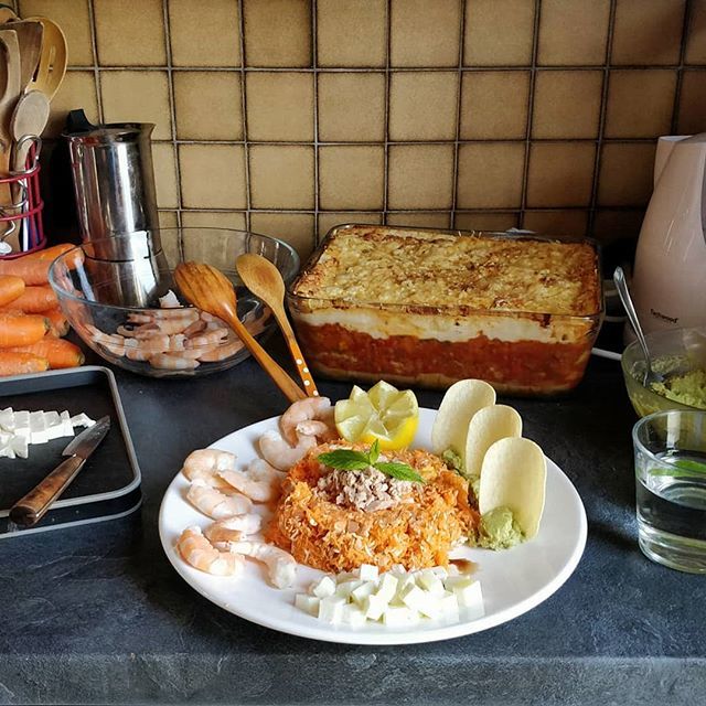 CrafteursReves's tweet photo. Déjeuner de printemps chez crafteurs de rêves : parce qu'on est aussi une équipe cuisine ! Bon appétit ! <3 #viveleprintemps  #foodporn #foodstagram #diet #lasagna #salad #guacamole https://t.co/EylWoKoy5I https://t.co/C2osXzNhml