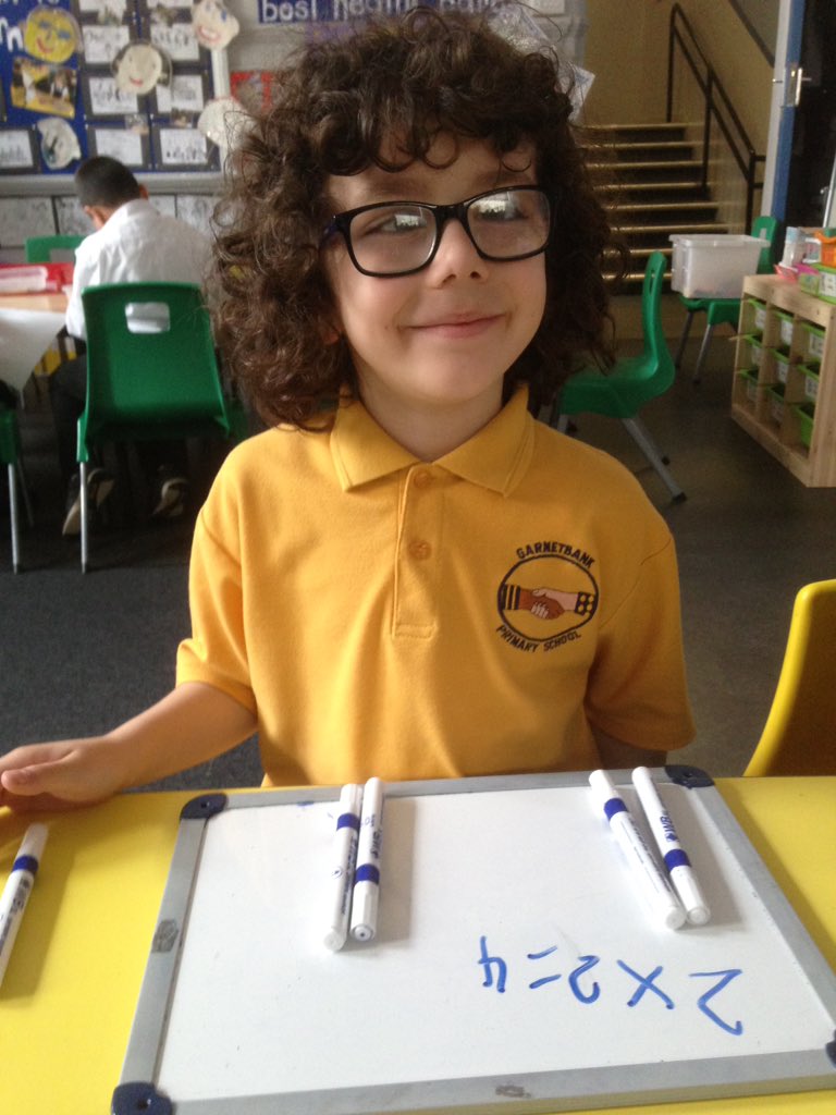 P2_1Garnetbank's tweet photo. We have been exploring how making an array helps you to think about numbers. #mathsthinking #problemsolving #teamwork https://t.co/qXQDY92YNX