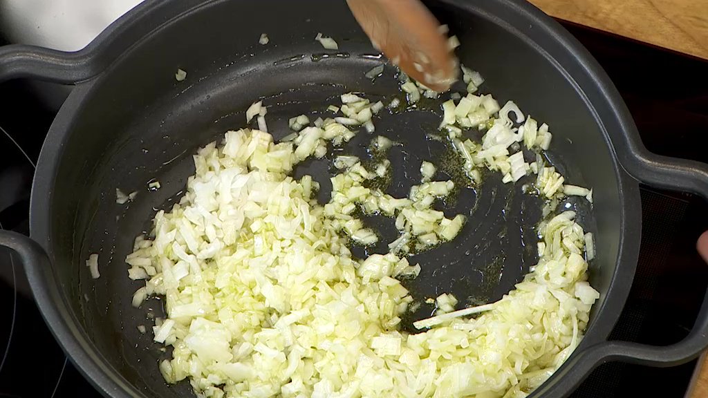 ¿Una Pizza sin masa 😱😱😱😱?
Pero... ¿qué invento es éste?
Pues uno genial y #singluten
Vais a ver
El primer paso, hacer un buen sofrito.
#TorresCocina
<a href="/pizza/">Pizza</a>  <a href="/canalsingluten/">Canal Sin Gluten</a> <a href="/Singlutenismo/">Singlutenismo</a> <a href="/singlutencom/">SinGluten.com</a>  @Glutenbuenacara <a href="/DSGViajes/">DSG VIAJES</a> <a href="/BlogCeliacos/">Celiacos.com</a> <a href="/celiacainquieta/">celiaca inquieta</a> <a href="/SiemensHomeEs/">Siemens Home España</a>