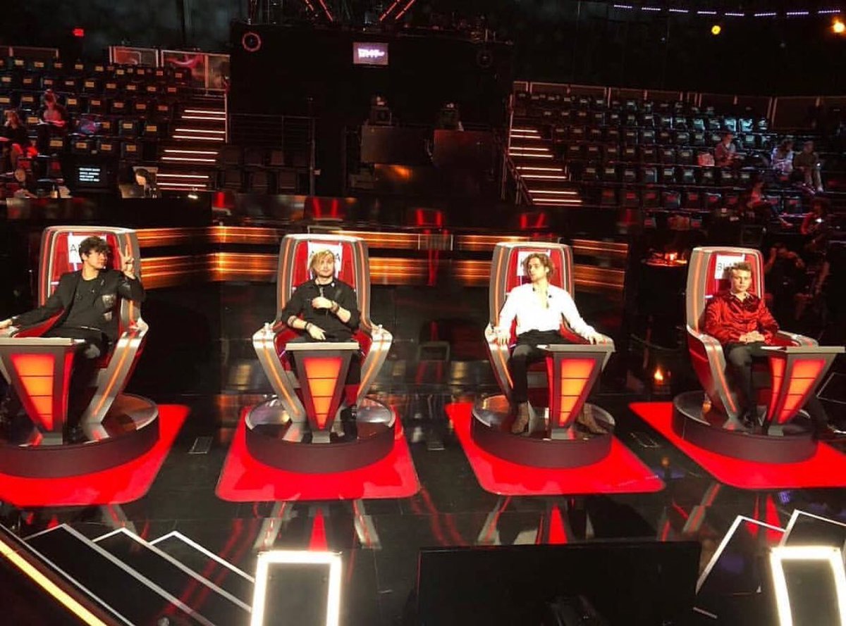 mckennah_16's tweet photo. who's team would you go on ? 🤷🏼‍♀️🖤

#TheVoice #5SOS https://t.co/acGJ2W60E1