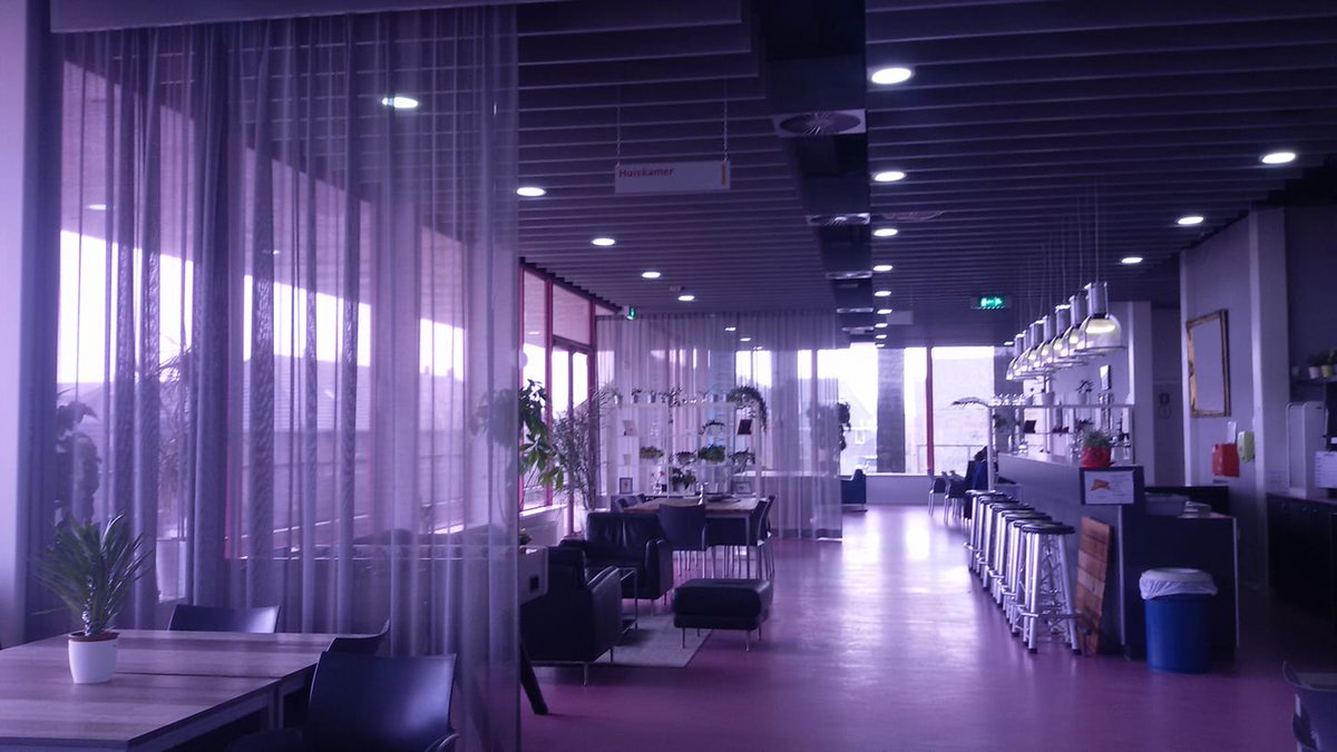 Gezelligheid ten top in het bruisend buurtcentrum De Weide Wereld in Vleuterweide. Vind jij het leuk allerlei mensen te woord te staan, lichte werkzaamheden te verrichten als gastvrouw/gastheer? Bel of mail Ank van Engelen via ankvanengelen@welzaamutrecht.nl tel. 06-39563945.