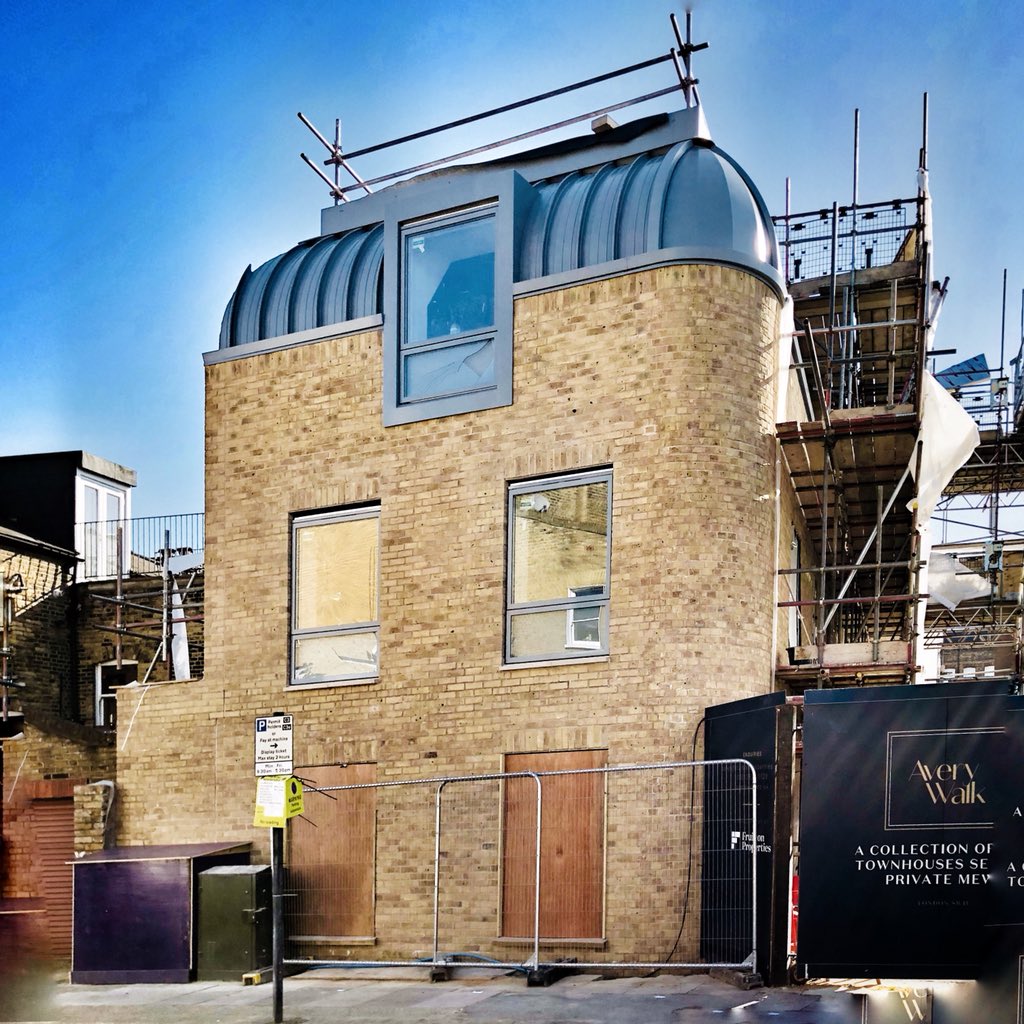 CourtenayEA's tweet photo. These new houses have more in common with an institution rather than a modern London mews development. Shocking windows and roof detail IMO. #averywalk @FruitionProp @BarnardMar #averywalk #architectfail https://t.co/pQNBNbLMEI