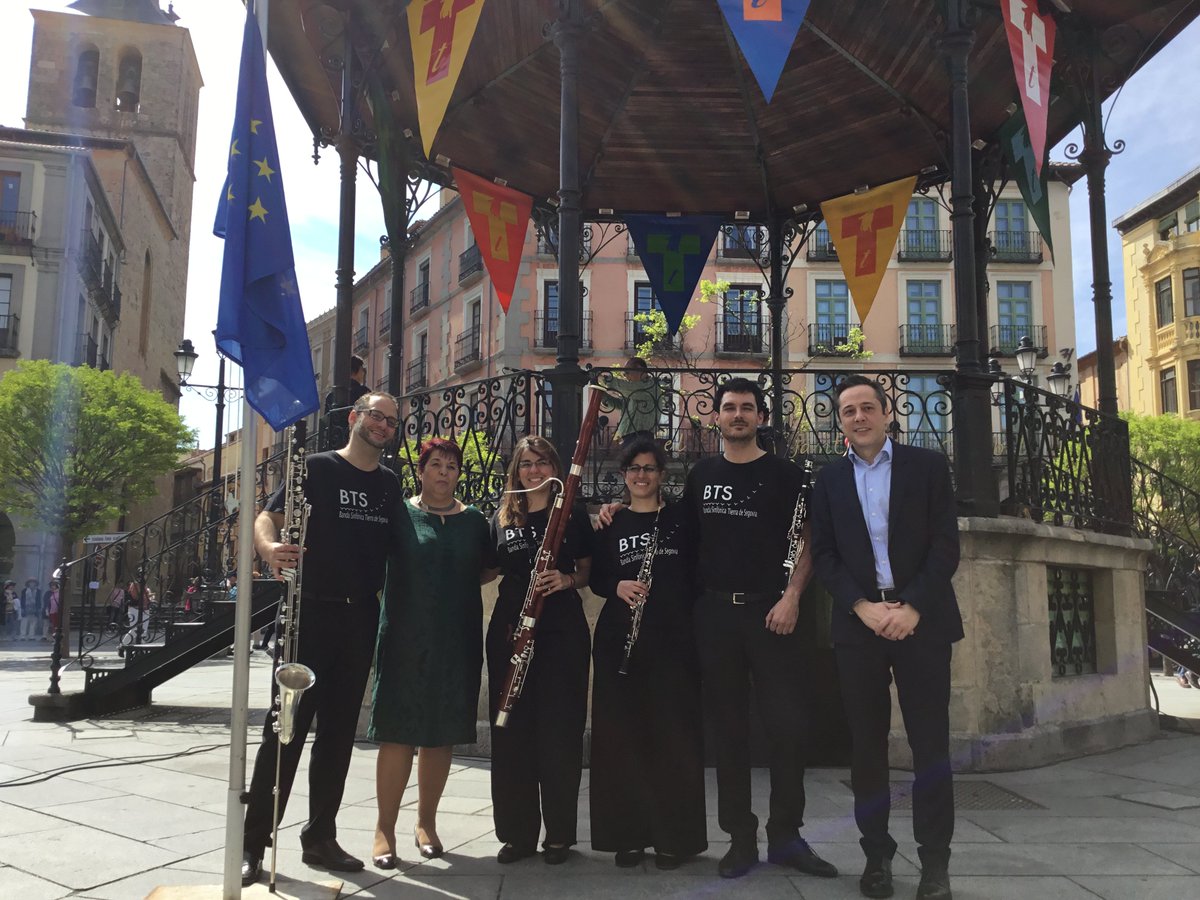 EuropeDirectSeg's tweet photo. Plaza Mayor de #Segovia se ha llenado de vida y alegría con el #DiadeEuropa🇪🇺️🤸♀️🎉 @claraluquero ha leído un manifiesto, se ha izado la bandera de #Europa, y la @BandaTierradeSg ha interpretado el #HimnodeEuropa @bayonlopez @segovia_es @SegoviActiva @TurismoSegovia https://t.co/2qNHfZCSjf
