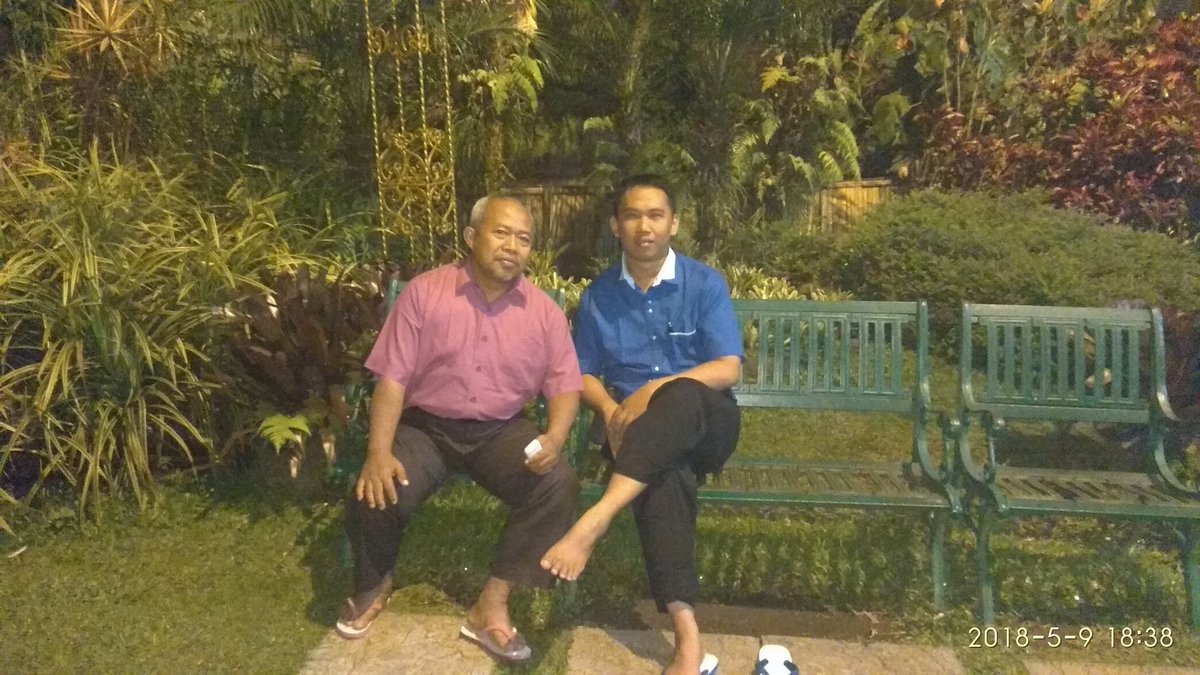 Santai bareng pa ahmad (wong cerbon)...nunggu masuk kelas.