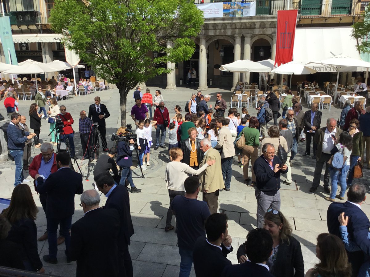 EuropeDirectSeg's tweet photo. Plaza Mayor de #Segovia se ha llenado de vida y alegría con el #DiadeEuropa🇪🇺️🤸♀️🎉 @claraluquero ha leído un manifiesto, se ha izado la bandera de #Europa, y la @BandaTierradeSg ha interpretado el #HimnodeEuropa @bayonlopez @segovia_es @SegoviActiva @TurismoSegovia https://t.co/2qNHfZCSjf