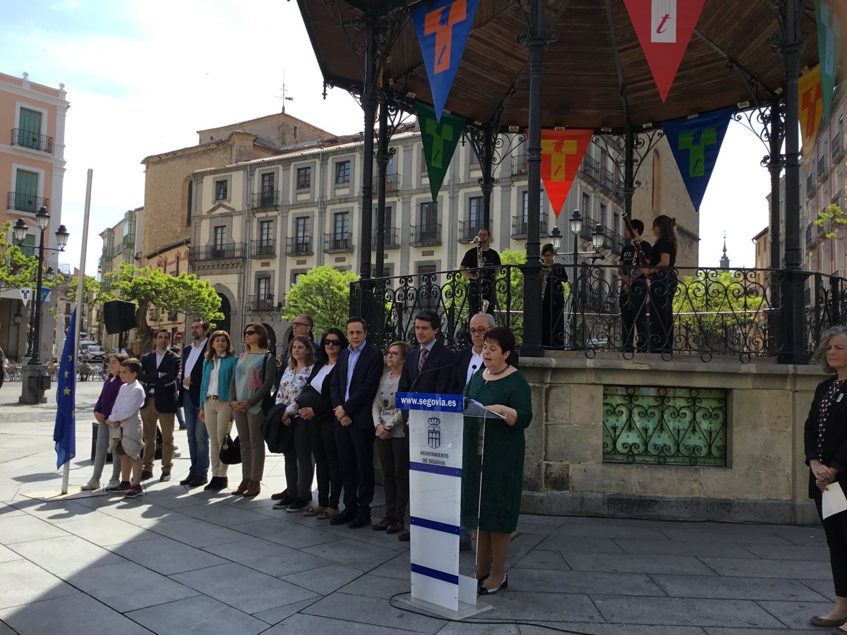 EuropeDirectSeg's tweet photo. Plaza Mayor de #Segovia se ha llenado de vida y alegría con el #DiadeEuropa🇪🇺️🤸♀️🎉 @claraluquero ha leído un manifiesto, se ha izado la bandera de #Europa, y la @BandaTierradeSg ha interpretado el #HimnodeEuropa @bayonlopez @segovia_es @SegoviActiva @TurismoSegovia https://t.co/2qNHfZCSjf