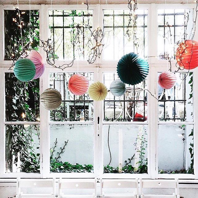 Avec cette belle lumière aujourd’hui sur quel projet festif (ou pas vraiment festif) travaillez-vous ? #mtlfashion #modeethique #colorinspiration #spring 📷 <a href="/lailie/">Michaela</a> ift.tt/2jHCx6X