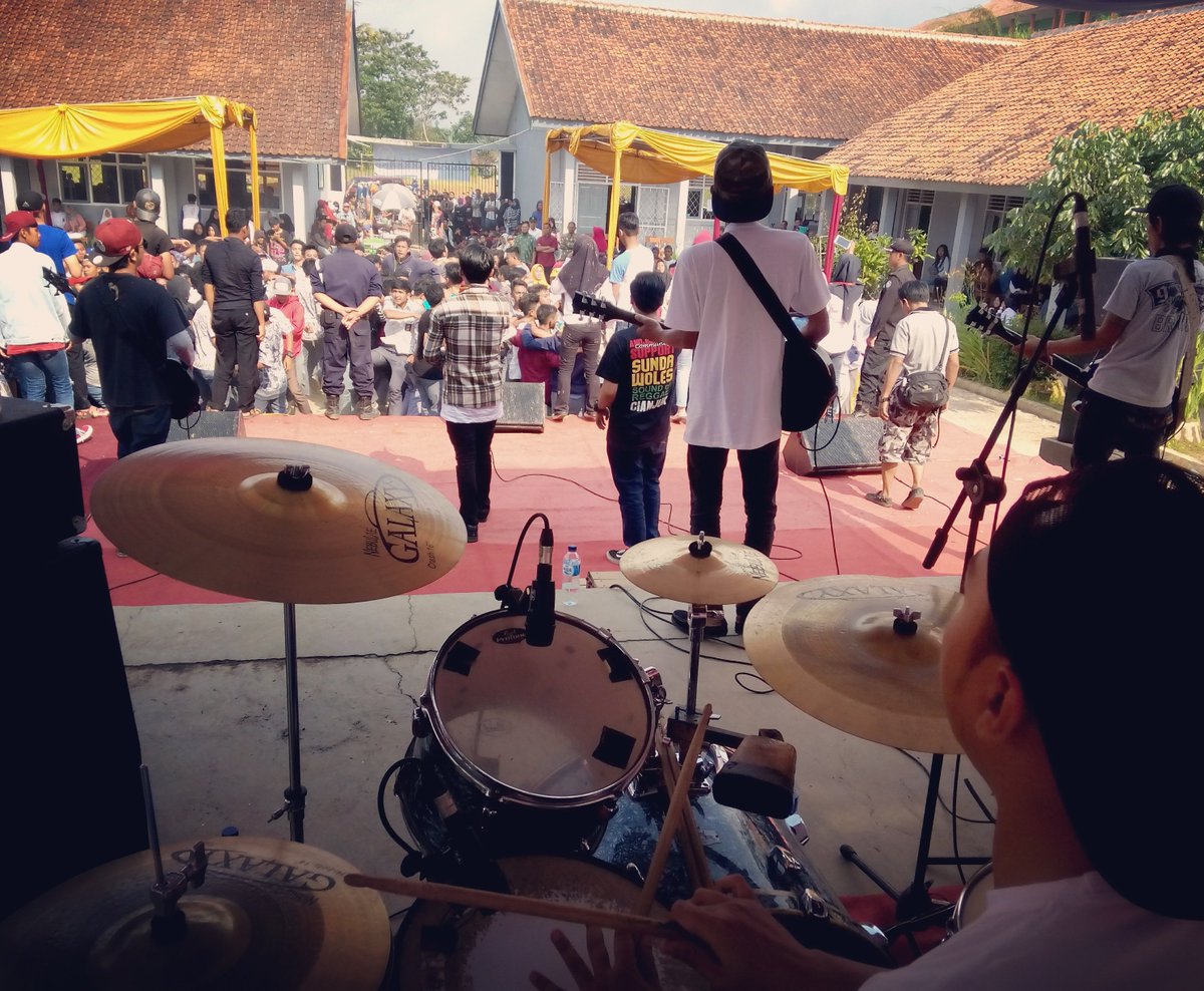 PeyDayx's tweet photo. Hatur Nuhun SMKN 1 CAMPAKA CIANJUR..  See u next time uuyyeee.. 
#cianjur #musik #reggae  #kamimasiada https://t.co/2ULTBOJZ80