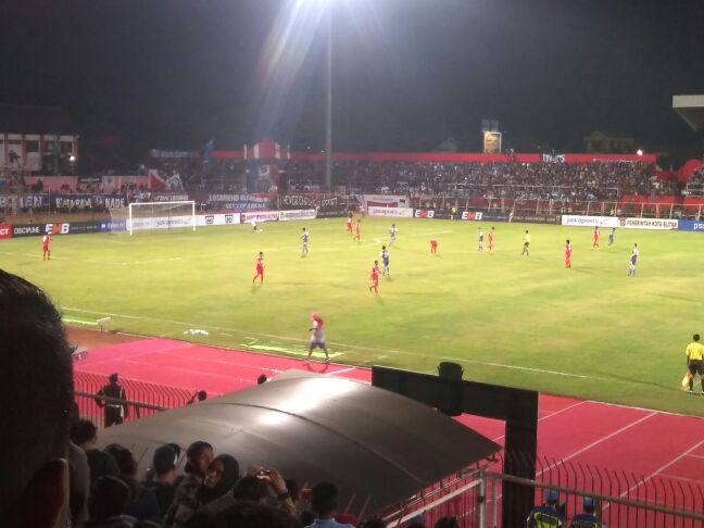 we_aremania's tweet image. 17' | Dedik lepaskan tembakan kaki kiri, melebar tuipis di sisi kiri gawang lawan. #PSBK 0-0 #Arema