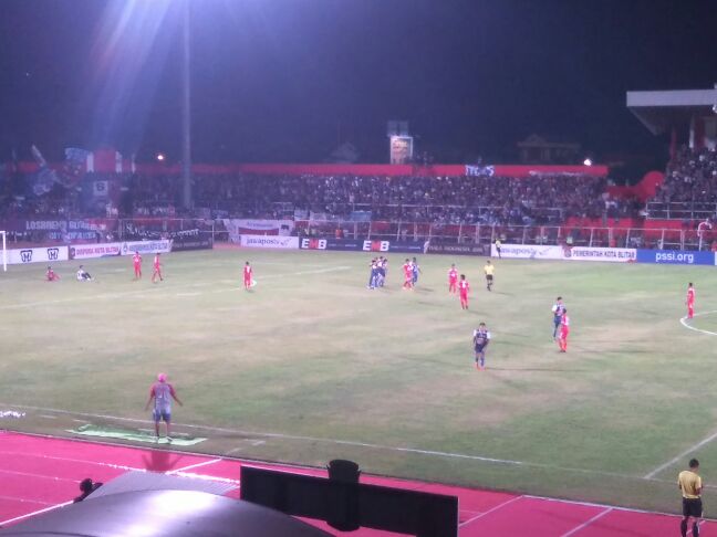 we_aremania's tweet image. GOOOOOOOL!! Dedik!! #PSBK 0-1 #Arema 29'