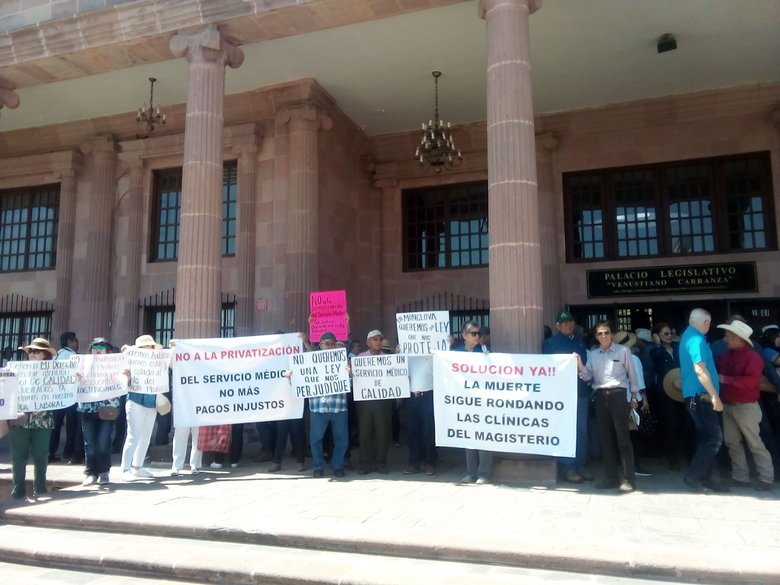 vanguardiamx's tweet photo. Maestros inconformes de #Coahuila presentan iniciativa de Reforma a la ley de la #Dipetre https://t.co/KJyw3U3GGE https://t.co/0j90zFG6G0