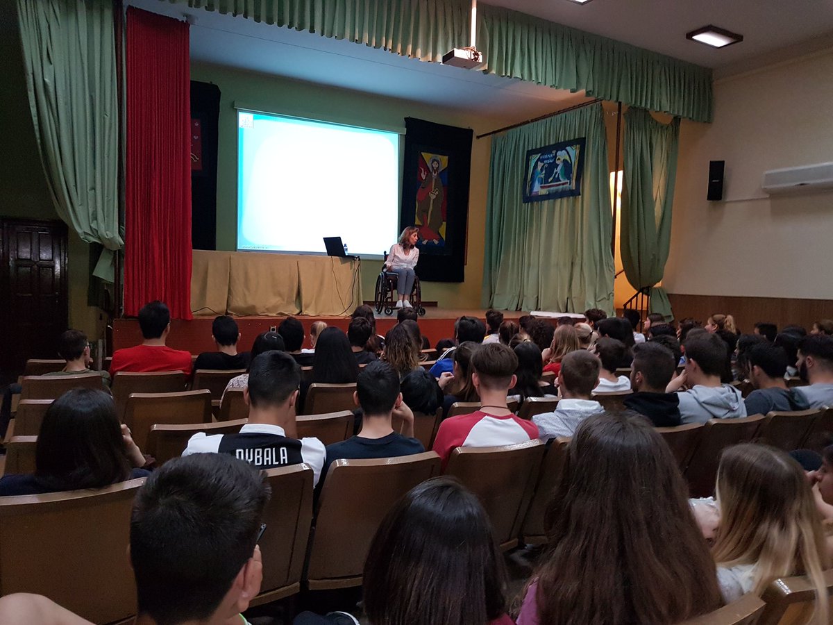 orientatriniALC's tweet photo. Taller TESTIMONIAL sobre SEGURIDAD VIAL, tutorías de 1°Bachillerato en @trinitariosALC Muchas gracias Nuria por recordarnos lo frágiles que somos y cómo nuestras vidas pueden cambiar en 1 segundo @AESLEMEONLINE https://t.co/WX25zGmkxo