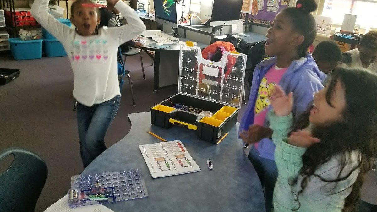 STEAMinQueens's tweet photo. Snap Circuit Fun! #electricity #snapcircuits #collaboration #stemeducation #STEMNYC #ps201 @PS201QSTEAM @dcalderonNY @SmartLab_tweets @NYCSchoolsD25 @DOEChancellor @NYCSchools @LCurtisBey @SnapCircuits @NSTA https://t.co/MpfiZG0nVS