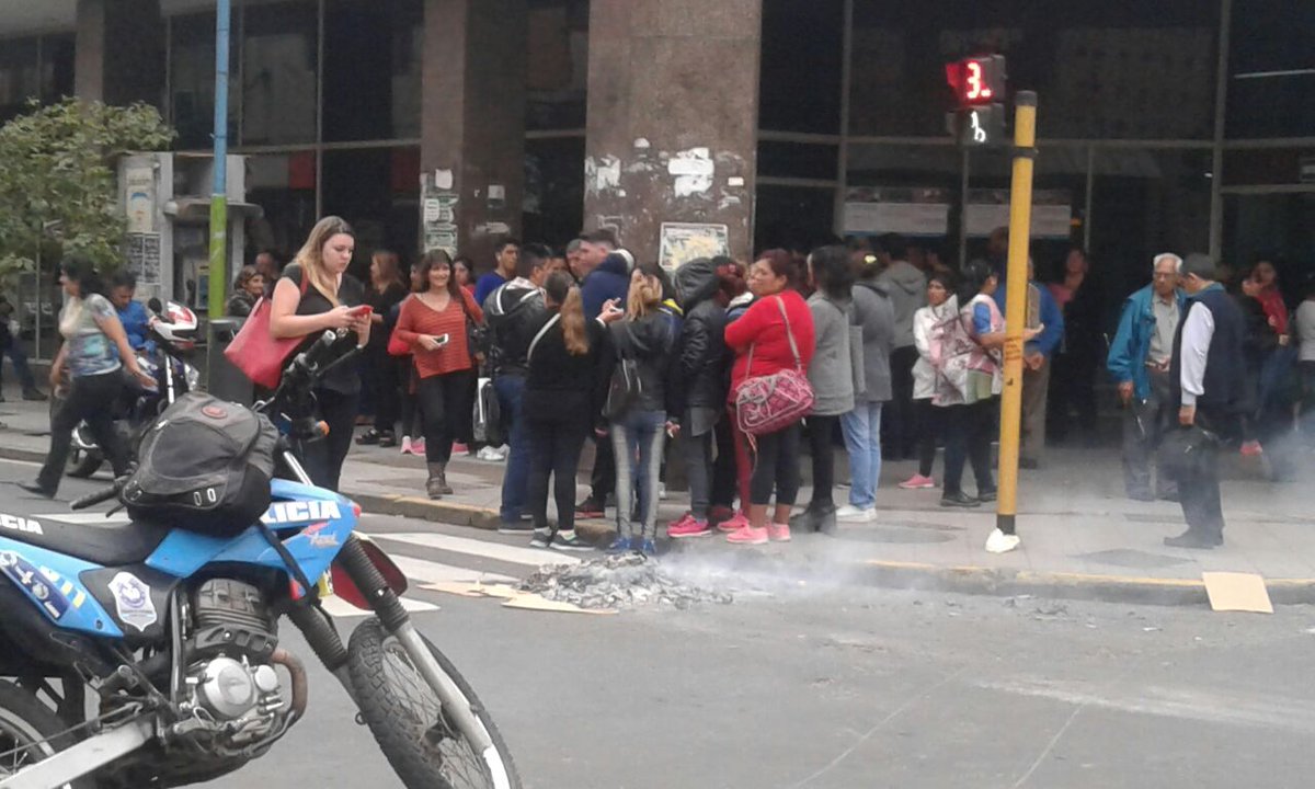 LV12TUC's tweet photo. #LaMañanaDeLa12 Corte en calle 25 de mayo y Córdoba
"Hace 3 meses que no nos dan un turno para hacer un trámite,ayer cortaron la calle y dieron 40 números,cómo aparecieron los 40 ?, ayer nos tuvieron como si fuésemos animales" dijo una de las damnificadas https://t.co/rvTA8WRdGY