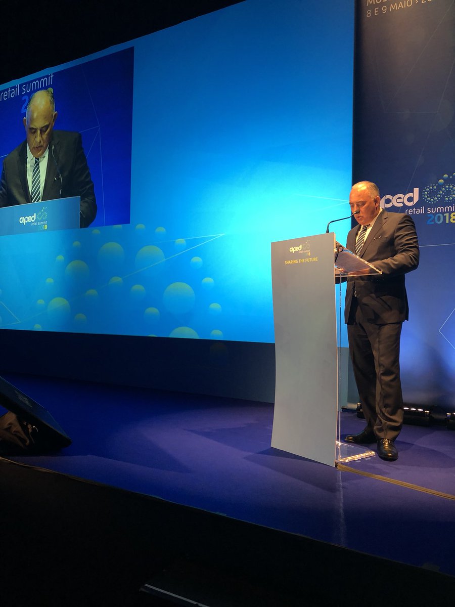 APEDSummit's tweet photo. Rui de Carvalho, Vice President of APED, closes the #APEDRetailSummit 2018, highlighting the role of APED in building a shared future, with focus on innovation and sustainability. #SharingTheFuture https://t.co/Ae3VIyerZq