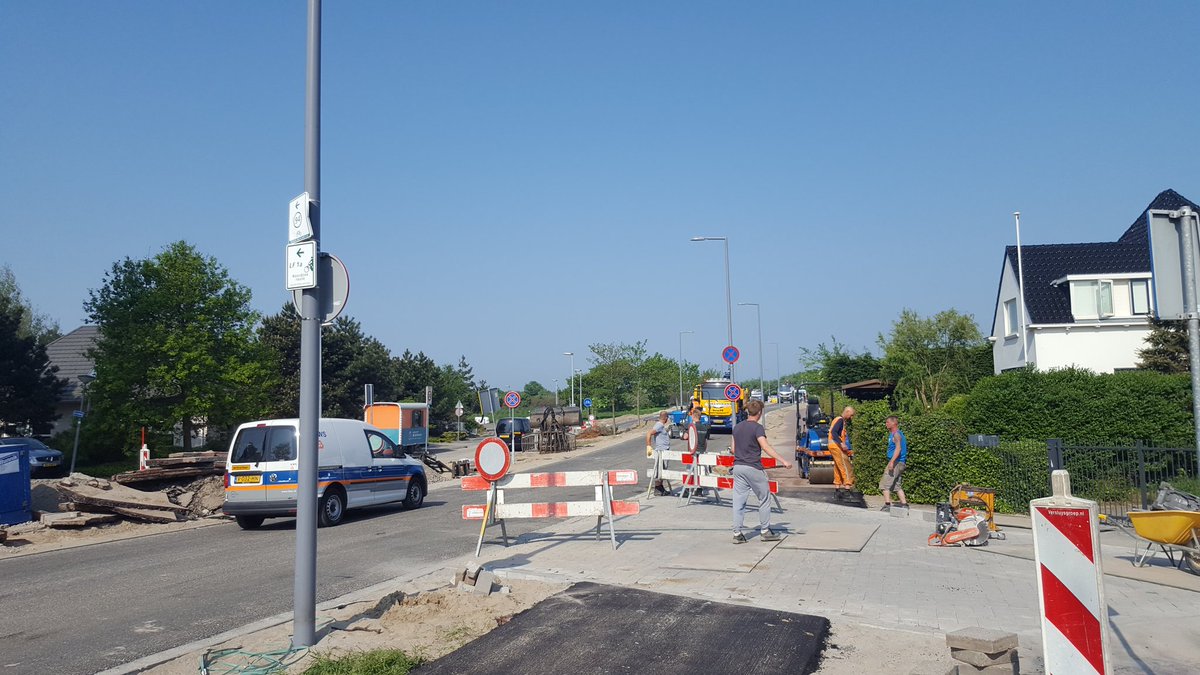ineke_vos's tweet photo. Er wordt ook hier heel hard gewerkt maar morgen #hemelvaart #strandopeninghvh is de Schelpweg      
begaanbaar. Op naar een mooi feestje morgen #strand https://t.co/X0JIBXQjY3