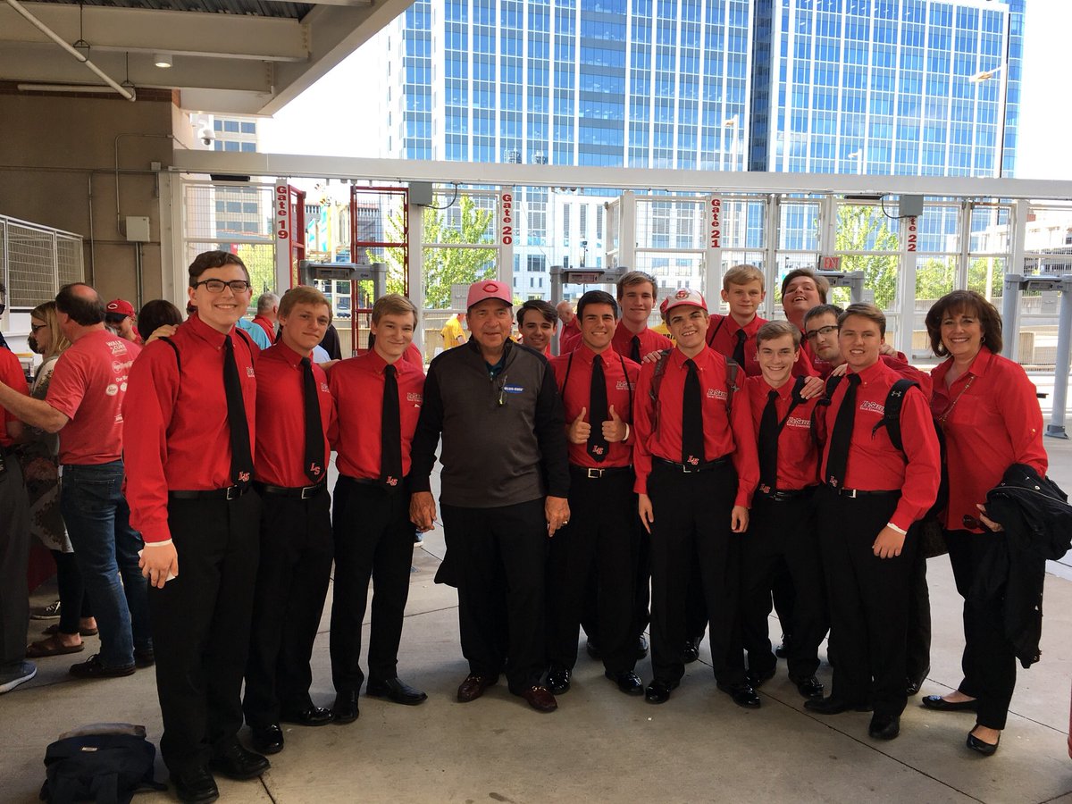 National Baseball Hall of Famer Johnny Bench rolling deep with the La Salle Vocal Ensemble last night at Great American Ballpark. 🎶 ⚾️ 🏟