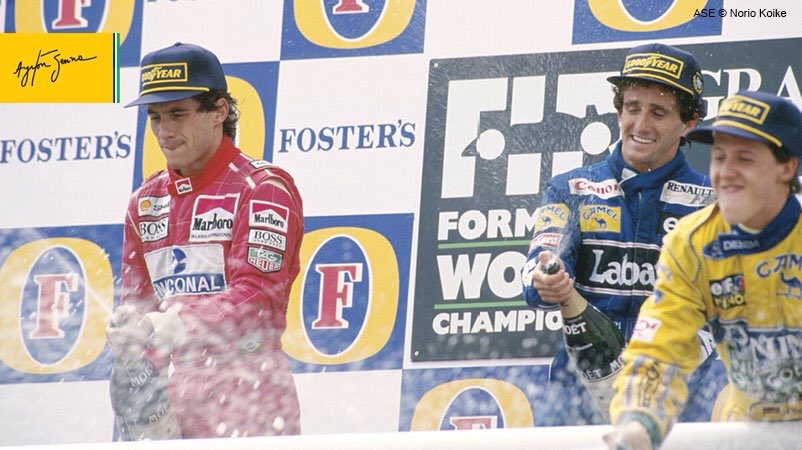 Hace 25 años el circuito de Cataluña tenía el honor de que estos tres grandes de la #F1 compartieran el podio, por única vez en la historia. Senna, Prost y Schumacher festejaban al término del #GPEspaña de 1993. Foto Norio Koike, vía <a href="/ayrtonsenna/">Senna</a>