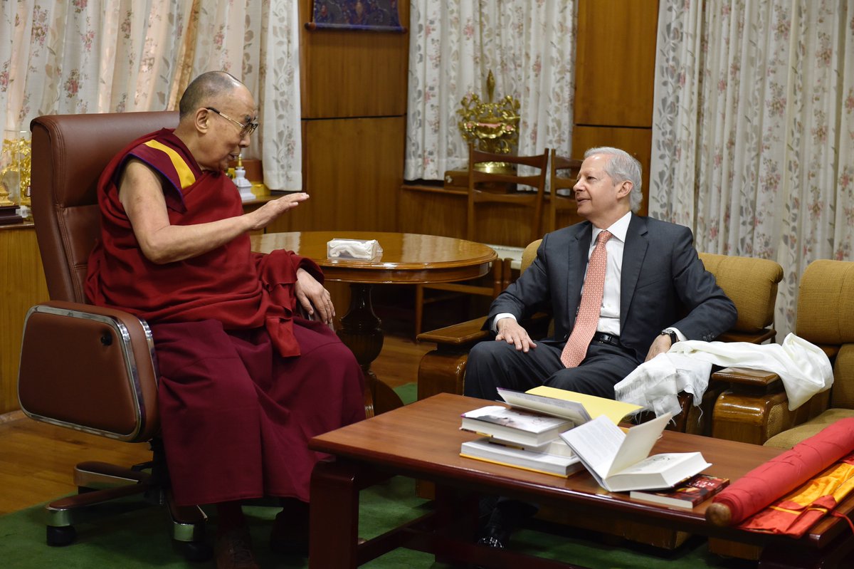 kungat's tweet photo. 几天前，美国驻印度大使Kenneth Juster在达兰萨拉拜见达赖喇嘛尊者。他在会面结束后接受媒体采访司机时表示：“与尊者的见面非常美好，他是一位非常鼓舞人心的人物，我们进行了很好的交谈，如果他能够访问美国将非常棒。这次见到他，我深受鼓舞启发，其他代表团成员也一样。”（来源：挪威西藏之声） https://t.co/JmAzwBpXPI