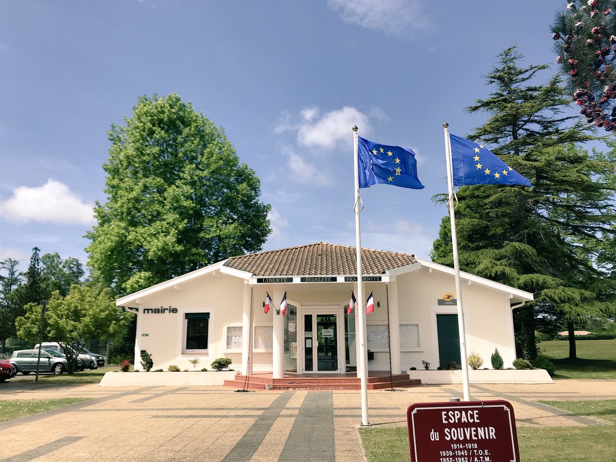 Bias40's tweet photo. En ce jour anniversaire de la déclaration de Robert Schuman, la ville de @Bias40 s’habille aux couleurs de l’Europe 🇪🇺 #FeteDeLEurope #9Mai https://t.co/VGzE8uKcup