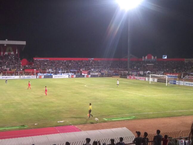 we_aremania's tweet image. 65" | Solorun Thiago dihentikan di kotak terlarang, gak ada penalti tapi. #PSBK 0-2 #Arema