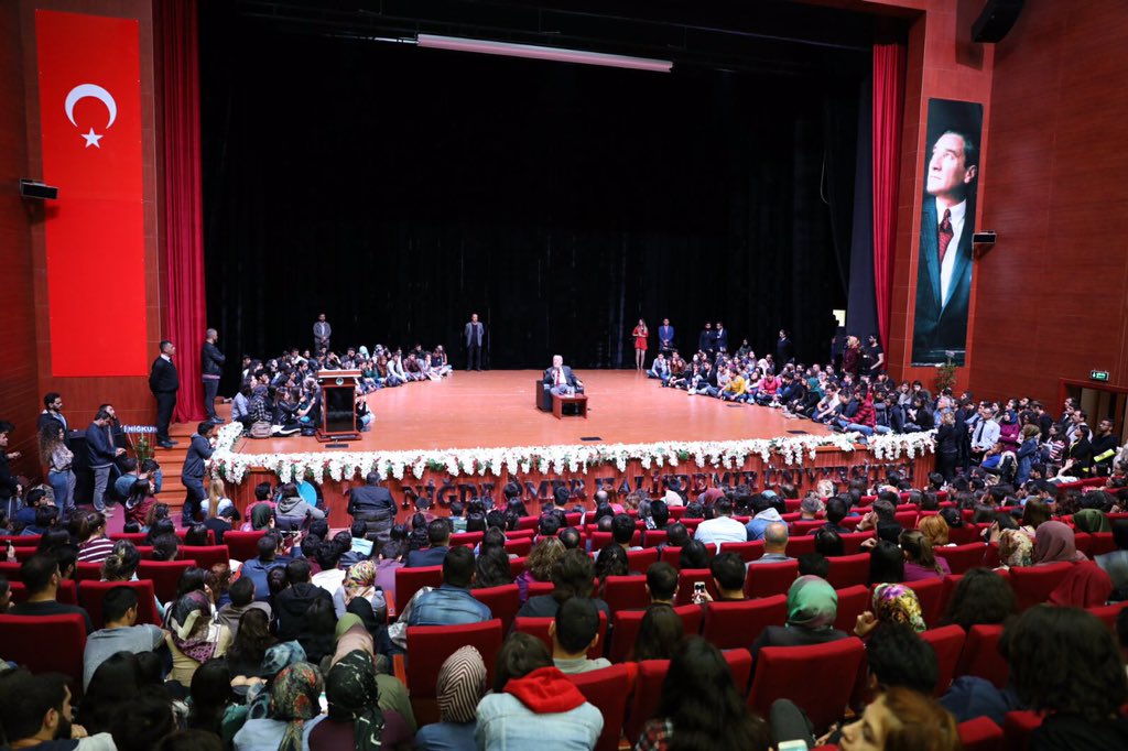 Prof Dr İlber Ortaylı hocamız <a href="/NOHUniversitesi/">Niğde Ömer Halisdemir Üniversitesi</a>'nde öğrencilerimizle bir arada. Teşekkürler Sn Başkanım <a href="/rifatozkannigde/">Rifat Özkan</a>. <a href="/ILBERORTAYLIGSU/">İlber Ortaylı</a> #NiğdeÖmerHalisdemirÜniversitesi #NiğdeBelediyesi