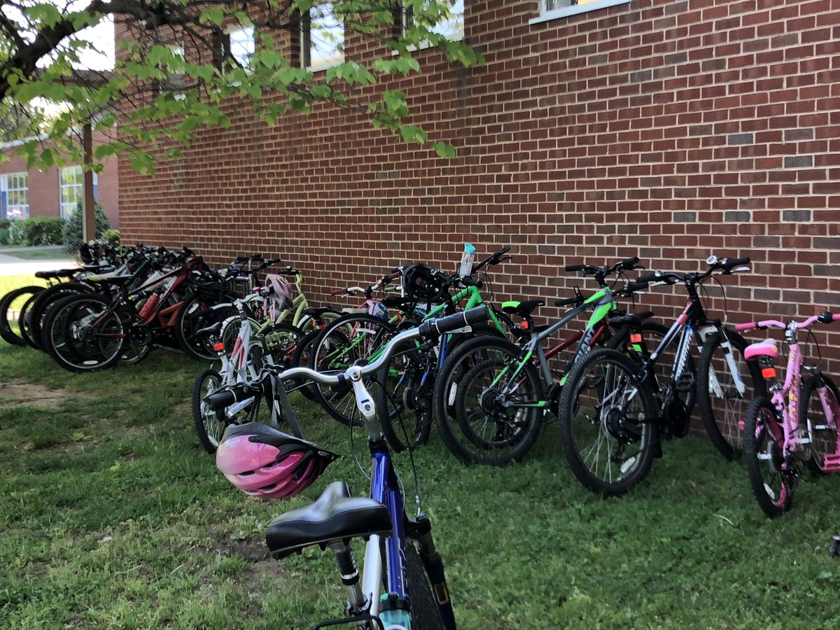 BrookmanClass's tweet photo. Best ever Bike/Walk to School Day for Cale! 148 parents, sibs, and staff participated. Always thankful for the ACPD and parents! @pammoran @CaleElementary @deninejones @ACPD_VA https://t.co/4KU4yybPRB