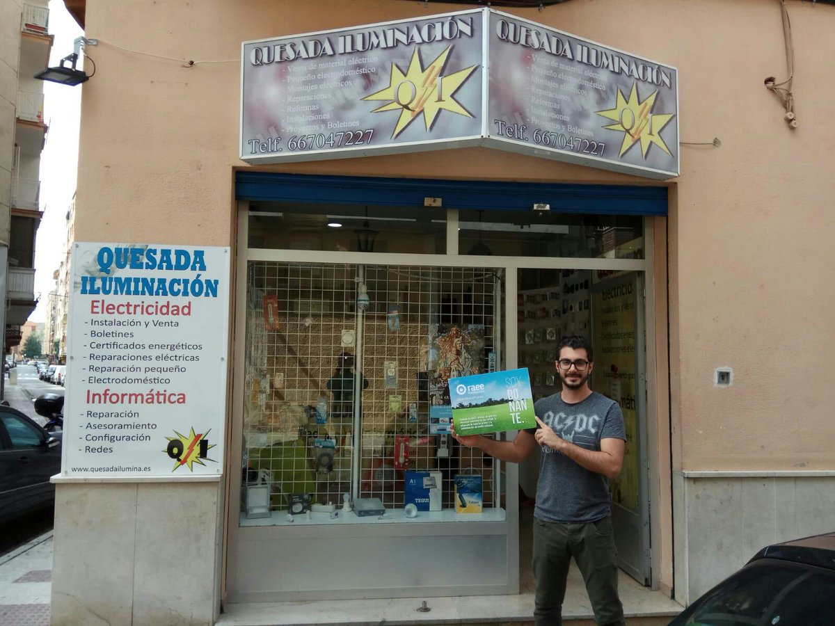 FAELinforma's tweet photo. Ayuda al 🌎, evita la contaminación. @FAELinforma presenta en las #ECOtiendasFAEL de #Granada la campaña de @RAEEAndalucia, #DonaVidaAlPlaneta. #FerreteriaAlbayda #Romun @Tien21Andalucia @quesadailumina https://t.co/14Er7gMtMb