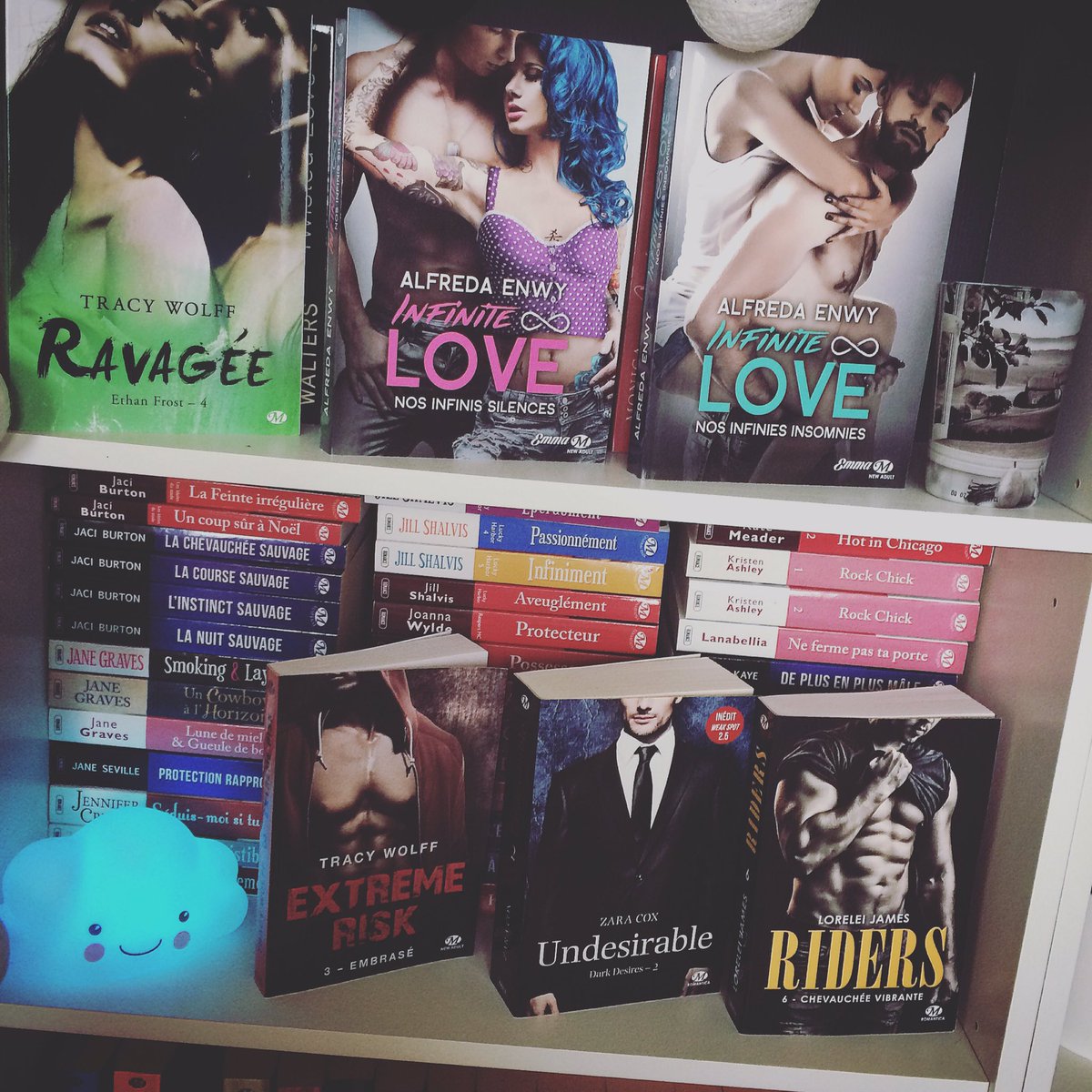 FlamentLudivine's tweet photo. Nouveau craquage livresque
Je continue de rattraper mon retard tout doucement
#livre #bookaddict #devoreusedelivres #jaimelire #accroauxlivres #totalementaccro #droguée #bibliothequederêve @MiladyFR @AlfredaEnwy @TracyWolff @loreleijames #zaracox https://t.co/BDnjt3j6r5