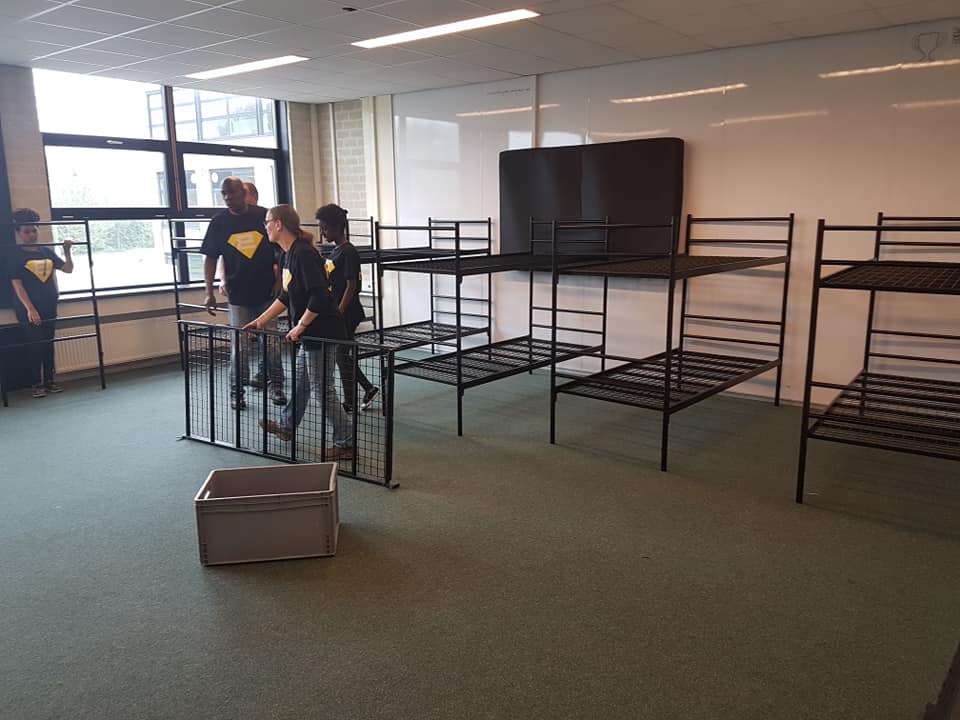 ALARM-OPROEP🔔! @anneoosterhaven <a href="/atthewatergate/">At the Watergate</a> heeft zaterdagmorgen om 10.00 hulp nodig, veel hulp. Bogerman moet leeg. Stapelbedden en matrassen van boven naar beneden. Wie komt helpen? [Kleine tegenslag bij de oorspronkelijke groep helpers]. 'Putsje fan niks'.