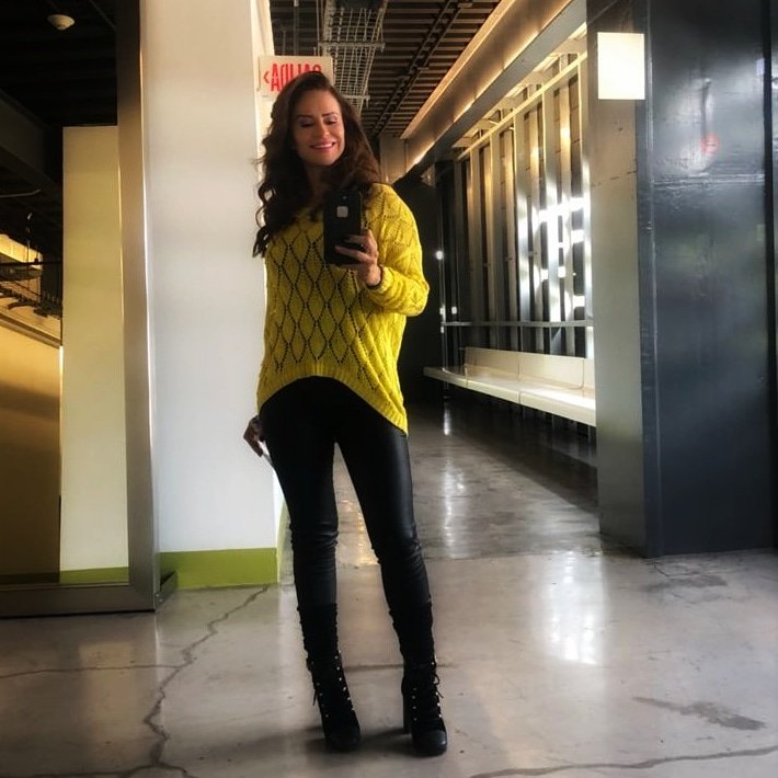 wdeloscobos's tweet photo. ✌La que de amarillo se viste...💛😉 La vida no espera #ManadaQuerida ¡A vivir! #Wendy💋 #EducandoANina #FelizMiércoles #AztecaUno https://t.co/95i1LM4ffN