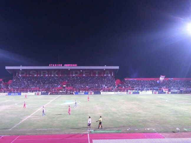 we_aremania's tweet image. Jumlah penonton yg hadir malam ini di stadion 10.300 orang. #PSBK 0-2 #Arema