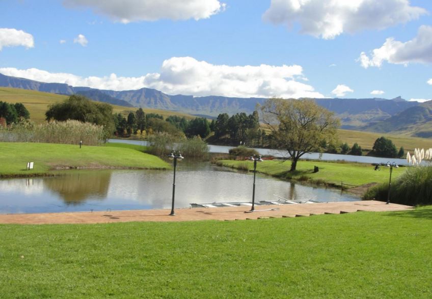 CastleburnSA's tweet photo. Watch the dramatic scenery unfold as the landscape transforms from a beautiful green mountain paradise into a snowy winter wonderland. This is a magical mountain retreat. https://t.co/UzyVCjUurq  #Legacy #MagicBreakaways #Sunset #Nature #Travel #familyTime #LegacyHotels #legacy https://t.co/KRzeqC2HZF