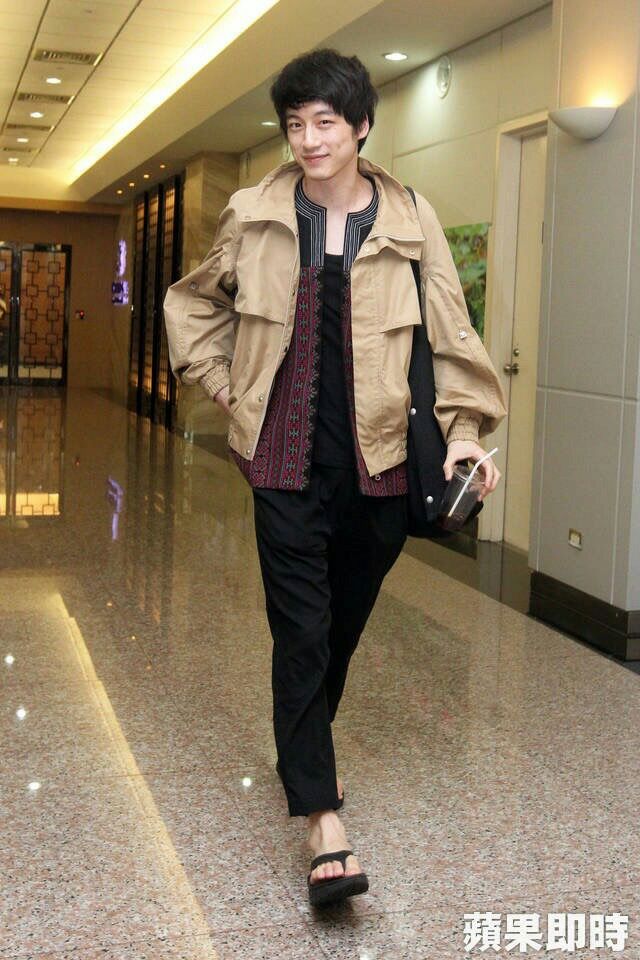 ʟᴀʟᴀɪɴᴇ I Guess Wearing Slippers Made Him More Handsome Than He Already Is 坂口健太郎 ʟᴀʟᴀɪɴᴇ I Guess Wearing Slippers Made Him More Handsome Than He Already Is 坂口健太郎