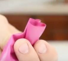 (S)Tip van de week: Het is belangrijk om voldoende te #drinken met dit #weer. Voorkom dat je kind een glas van tafel kan schuiven door een #ballon om de onderkant van het glas te trekken, dit maakt het stroever (knip hiervoor een klein stukje van de bovenkant van een ballon af).