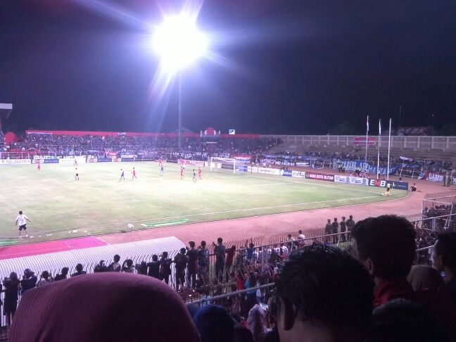 we_aremania's tweet image. 85' | Gantian Thiago yg dapat peluang, sayang sepakannya diblok bek lawan. #PSBK 0-2 #Arema