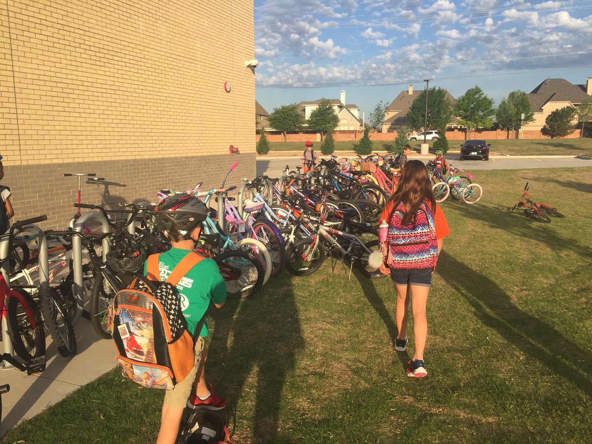 VaughnElemFISD's tweet photo. National Bike/Walk to school day! Love it! #HealthyZoneSchoolInTraining https://t.co/FpQJNdvrsX