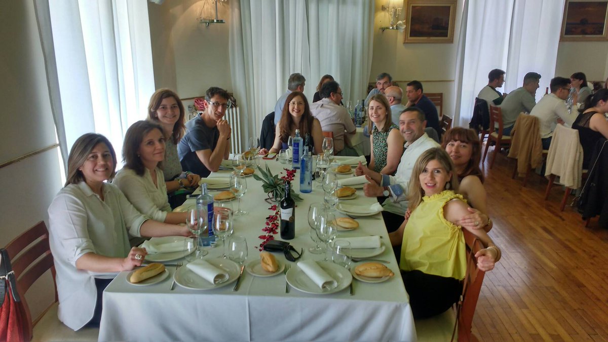 crfptic's tweet photo. Finalizamos la visita de hoy de los docentes de @Auchenharvie al @IesPardotavera con una comida en la que seguiremos hablando y debatiendo pero sobre todo aprendiendo y compartiendo
#digitaliza_accion1718 https://t.co/TdWAPZ80aI