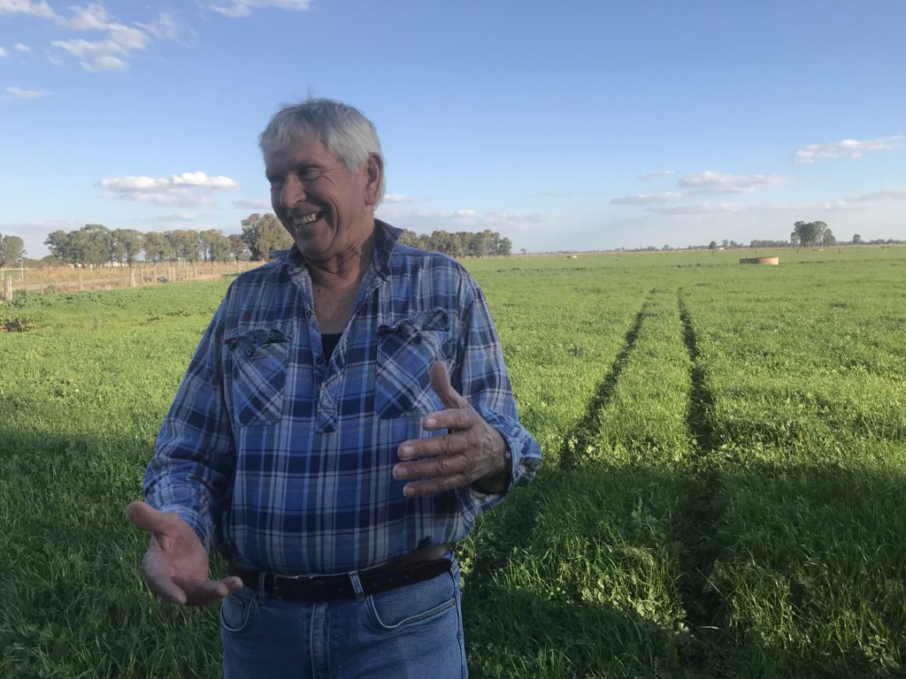 NocelliSantiago's tweet photo. En estas fotos Russel👨🏽‍🌾 en su campo en Victoria🇦🇺, en las últimas 4 décadas se reconvirtió 4 veces p seguir en el #campo; pAsto p heno , nueces y ahora prod leche 🥛. La estrategia 👉🏽  INTENSIFICACIÓN : crecer en prod mediante + derechos de agua 💧 en lugar de + tierras https://t.co/hL65FA87nG