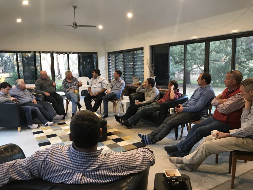 NocelliSantiago's tweet photo. En estas fotos Russel👨🏽‍🌾 en su campo en Victoria🇦🇺, en las últimas 4 décadas se reconvirtió 4 veces p seguir en el #campo; pAsto p heno , nueces y ahora prod leche 🥛. La estrategia 👉🏽  INTENSIFICACIÓN : crecer en prod mediante + derechos de agua 💧 en lugar de + tierras https://t.co/hL65FA87nG