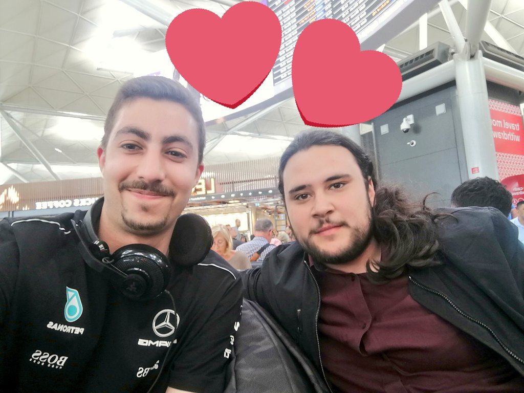 bealegendbar's tweet photo. Esto que estás por el aeropuerto de #Londres y te encuentras a @Pablo_EVG de @EnVivoGames 🤓 https://t.co/YogQacPE2x