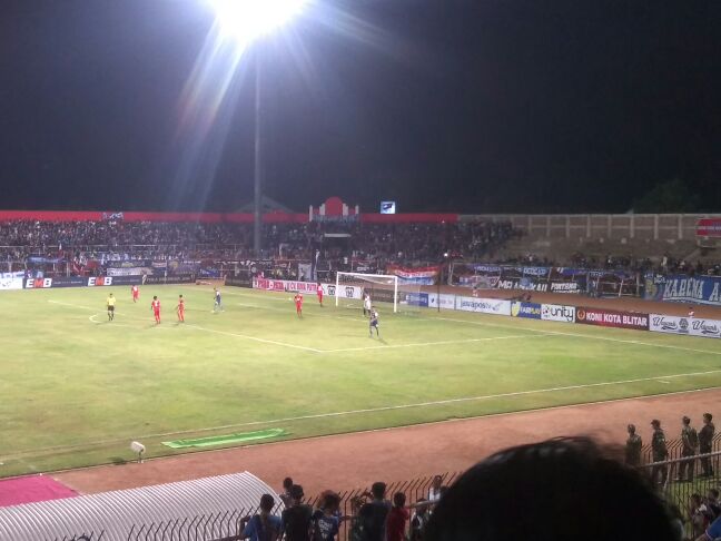 we_aremania's tweet image. 93' | MATUTU! Head to head dg kiper tapi bola melebar. #PSBK 0-2 #Arema