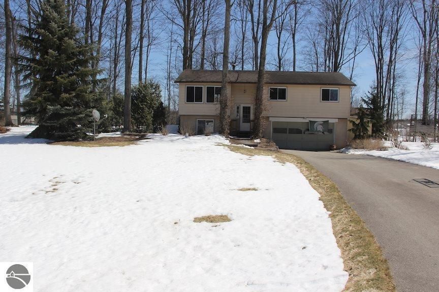 EXITNorthern's tweet photo. Have you seen this listing on Sparrow Drive? Get close to #TraverseCity with one foot in the country, and enjoy 3 BD, 1.75 BA in a well thought out floor plan you'll love! https://t.co/R4IDfH7Fxh #EXITRealty #realestate #realty #northernmichigan https://t.co/WEuZ28Pxd6