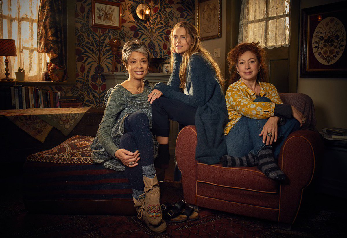 You've all seen the official pics on @RadioTimes and @EW but here they are again! The Bishop Clan. Not a bad #WitchWednesday 🧙‍♀️
#ADiscoveryofWitches #AlexKingston #TeresaPalmer #ValariePettiford