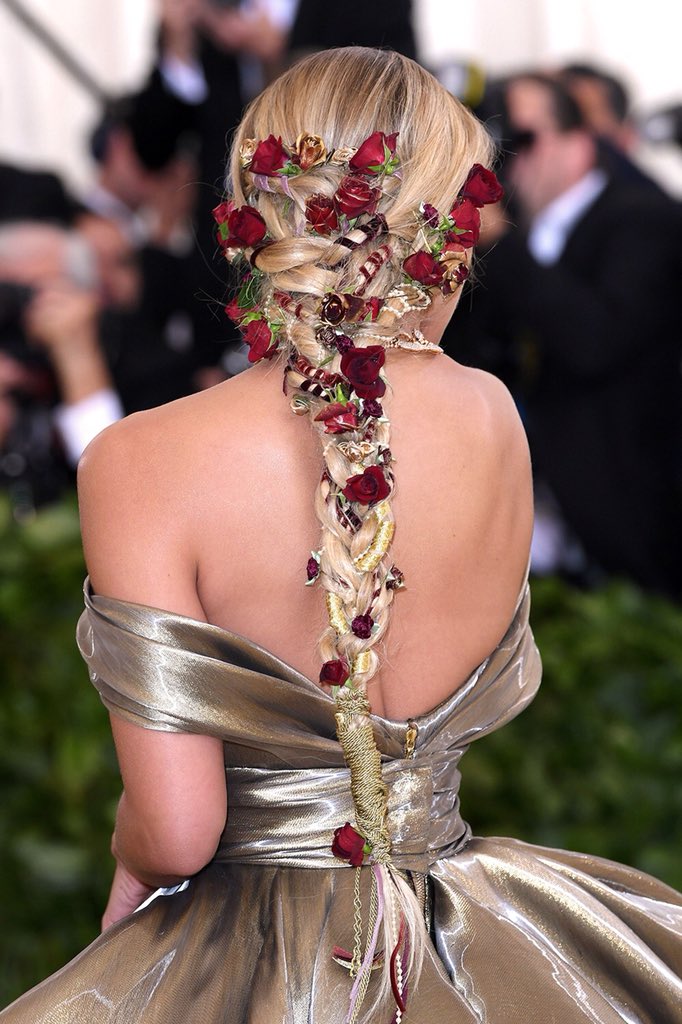 onlythemodels's tweet image. details @ met gala 2018